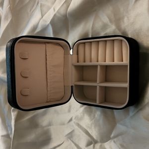 Travel jewelry case